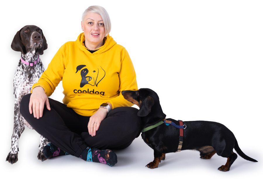 Nina Jerot v rumenem CoolDog puloverju s ptičarko in jazbečarjem